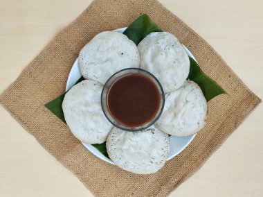 Sorabi keki ya da ahşap masa arkasında kavrulmuş glüten pilavı ve hindistan cevizi sütüyle yapılan geleneksel Endonezya yemeği. Üst görünüm 