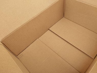 Boş kahverengi karton kutu arkaplanını aç. Üst görünüm 