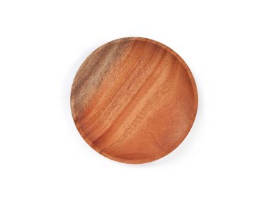 Beyaz arka planda izole edilmiş boş ahşap plaka. Düz yatıyordu