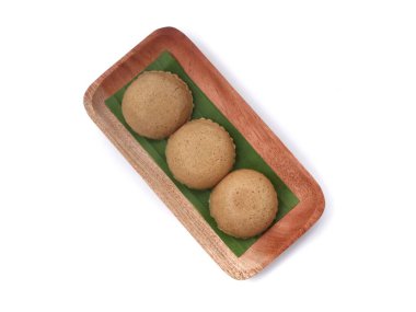 Bakpia kukus ya da ahşap tepside beyaz arka planda izole edilmiş haşlanmış bakpia keki. Endonezya 'nın tipik yemekleri. Düz yatıyordu