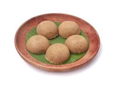 Bakpia kukus ya da beyaz arka planda izole edilmiş ahşap tabakta haşlanmış bakpia keki. Endonezya 'nın tipik yemekleri. Yüksek açı görünümü