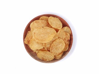 Beyaz arka planda izole edilmiş ahşap bir tabakta servis edilen çıtır çıtır patates cipsi. Gıda endüstrisi pazarlama, abur cubur paketleme ya da mutfak içeriği için mükemmel