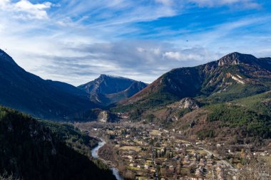 Nehir vadisindeki köy, Provence, Verdon. Yüksek kalite fotoğraf