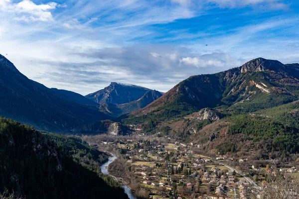 Nehir vadisindeki köy, Provence, Verdon. Yüksek kalite fotoğraf