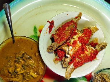 Bir kase kızarmış muz balığı ya da kırmızı biber soslu piyade balığı.