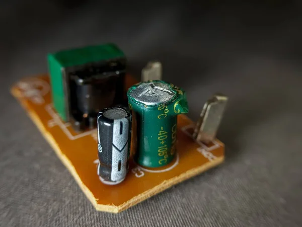 Yanmış bir devre kartındaki elektronik bileşenleri kapat 