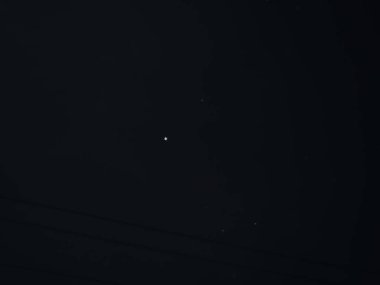 Sönük yıldızlı gece gökyüzü manzarası