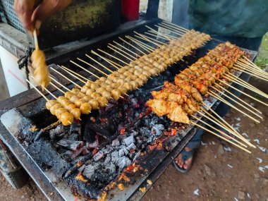 Izgarada köfte ve soya peyniri.