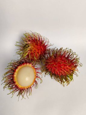 Soyulmuş rambutan meyvesini beyaz arkaplanda izole et