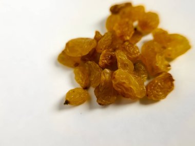 Beyaz arkaplanda izole edilmiş kuru üzüm yığını