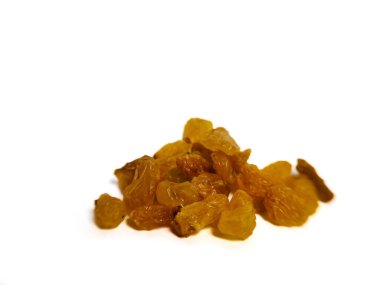 Beyaz arkaplanda izole edilmiş kuru üzüm yığını