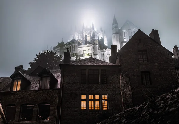 Dimmigt klostret i Saint Michel belysta i natten — Stockfoto