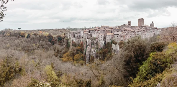 Antiguo pueblo toscano de Vitorchiano en la noche nublada — Foto de Stock