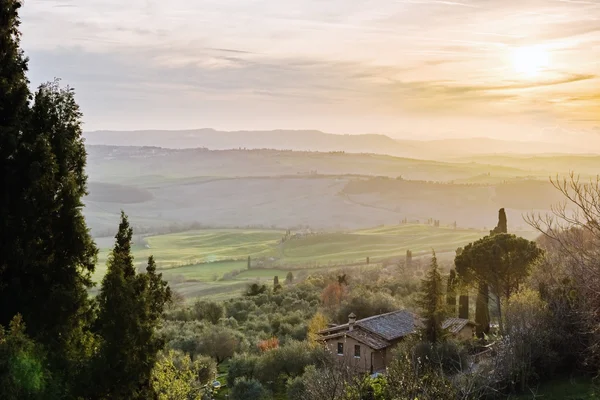 Zachód słońca w pagórkowaty Dolina Valdorcia w Tuscany — Zdjęcie stockowe