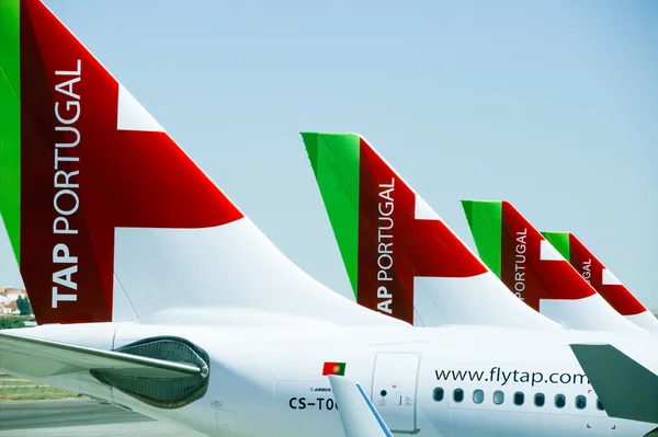 Четыре хвоста самолета с логотипом TAP Portugal — стоковое фото