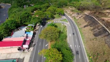 Doğayla çevrili modern Kolombiya yolu, kırsal alanda asfalt otoyol, Kolombiya kırsal kesiminde altyapı gelişimi. Yüksek kalite 4k görüntü