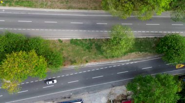 Doğa ile çevrili otoyol, yeşil arazide modern yol, Kolombiya 'da manzaralı otoyol manzarası. Yüksek kalite 4k görüntü