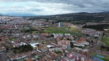 Boyaca Kolombiya 'daki Tunja şehri Boyaca' nın havadan görünüşü Tunja 'nın sömürge mimarisi ile kentsel manzarası. Yüksek kalite 4k görüntü