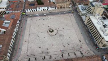 Tunja Boyaca ana parkı, halka açık bahçeleri ve anıtları olan Koloni meydanı, tarihi şehir merkezi manzarası. Yüksek kalite 4k görüntü