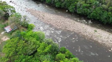 Dağlardaki doğal nehrin havadan manzarası yemyeşil vadideki akan su Tolemaida Kolombiya yakınlarındaki Sumapaz Nehri. Yüksek kalite 4k görüntü