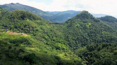 Cali 'nin Farall Dağları' ndaki İHA uçuşu. Yüksek kalite 4k görüntü