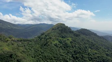 Kolombiya 'daki Lush Dağı' nın hava aracı görüntüsü. Yüksek kalite 4k görüntü
