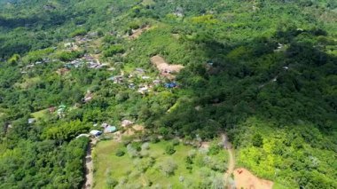 Lush Dağları 'nın havadan manzarası ve küçük bir Kolombiya köyü. Pichinde Cali. Yüksek kaliteli FullHD görüntüler
