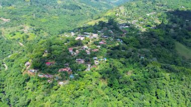 Pichinde Kırsal Dağ Manzarası üzerinde İHA Uçuşu Kolombiya. Yüksek kaliteli FullHD görüntüler