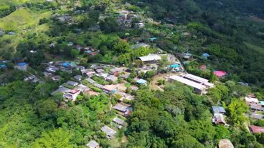 Kolombiya 'nın And Dağları' nda Pichinde 'nin insansız hava aracı görüntüsü. Yüksek kaliteli FullHD görüntüler