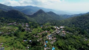 Farallones de Cali 'deki Mountain Village Pichinde' nin hava görüntüsü. Yüksek kaliteli FullHD görüntüler