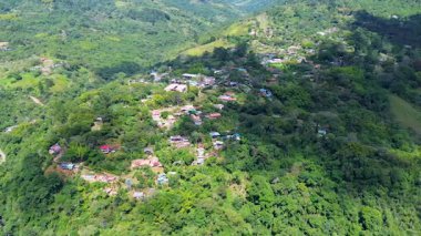 Kolombiya 'nın Batı And Dağları' ndaki Pichinde Kasabası üzerinde uçmak. Yüksek kaliteli FullHD görüntüler
