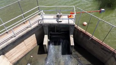 Dam Sluice Gate ve Water Release 'in Drone görüntüsü. Yüksek kalite 4k görüntü