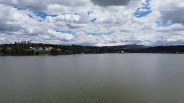 Sochagota Gölü, Paipa Kolombiya 'nın insansız hava aracı görüntüsü. Yüksek kalite 4k görüntü