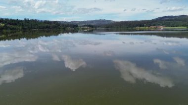 Drone View 'dan güzel Göl Manzarası. Yüksek kalite 4k görüntü