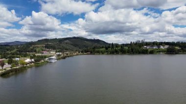 Sochagota Gölü ve Paipa Kasabası Drone Manzarası. Yüksek kalite 4k görüntü