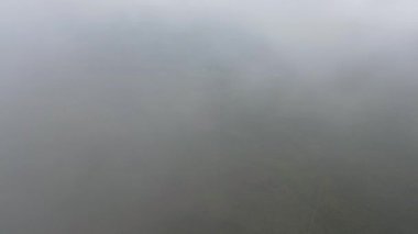 İHA siste Dağ Manzarası 'na uçuyor. Yüksek kalite 4k görüntü