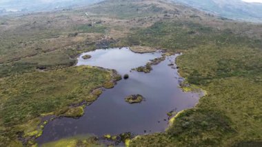 And Dağları Gölü 'nün havadan görünüşü. Yüksek kalite 4k görüntü