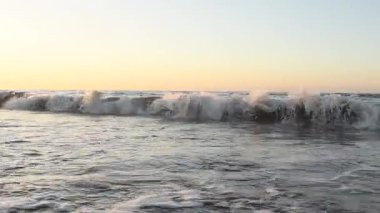 Mavi su dokusuyla denizde hareket eden okyanus dalgaları, deniz dalgalarının ve derin mavi okyanus suyunun sinematik görüntüsü. Yüksek kalite 4k görüntü