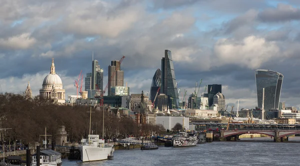 Sankt Pauls-katedralen vid soluppgången. — Stockfoto