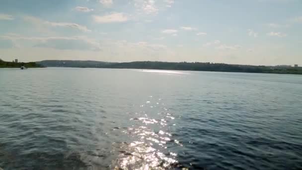 太陽に向かってボートの動き — ストック動画