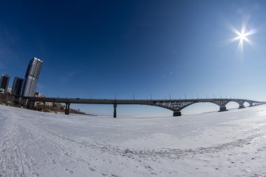 Saratov şehirler ve Engels arasında Volga Nehri'nde köprü