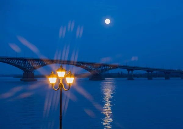 Луна над мостом — стоковое фото