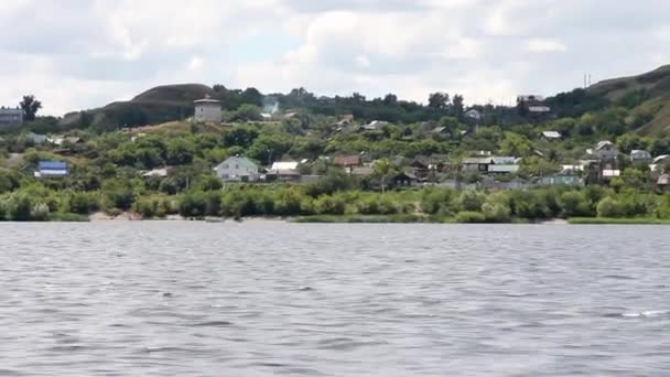 Пейзаж за речной лодкой — стоковое видео