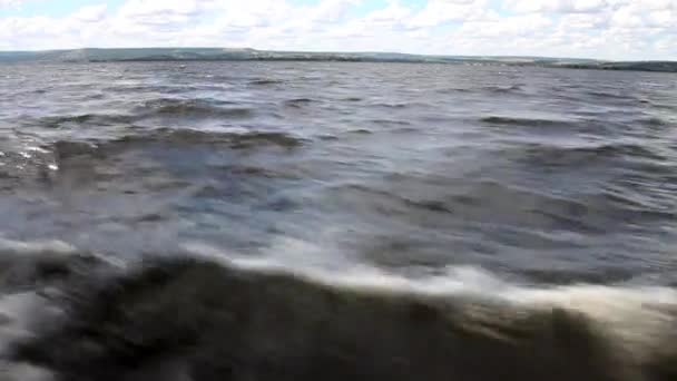 Las olas fuera de la nave — Vídeos de Stock