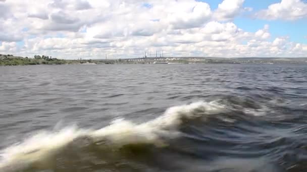 Agua y orilla a bordo de un barco fluvial — Vídeos de Stock