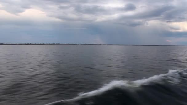 Tormenta en el horizonte el río — Vídeo de stock