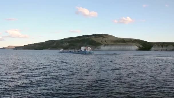 Tankerler Nehri üzerindeki hareketi — Stok video