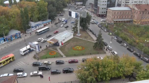 Напряженный перекресток в городе — стоковое видео