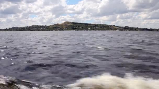 El movimiento de barcos en el río — Vídeos de Stock