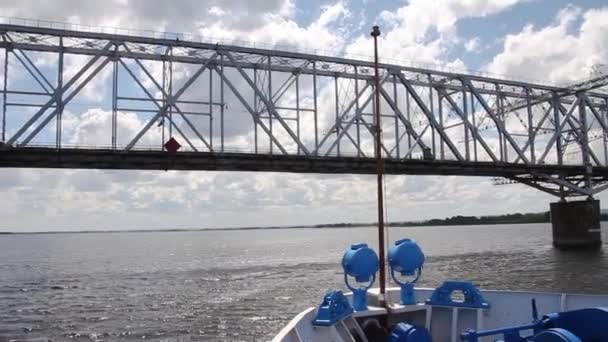 Het schip vaart onder de brug — Stockvideo